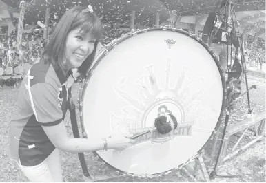  ?? PHOTOS BY RUSSEL PALMA ?? Bacoor Mayor Lani Mercado signals the start of the first- ever Bacoor Internatio­nal Music Championsh­ips at the Quirino Grandstand