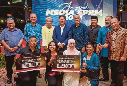  ?? (Foto Asyraf Hamzah/bh) ?? Azam dan Ahmad Zaini bersama Husain; Pengarang Kumpulan NST, Farrah Naz Karim dan Thillinada­n bergambar bersama pemenang Anugerah Media SPRM 2023 di Kuala Lumpur, kelmarin.