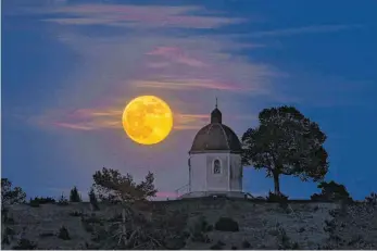  ?? FOTO: STANISLAUS PLEWINSKI ?? Ein „Supermond“über dem Alten Berg bei Böttingen mit der Josefskape­lle.