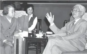  ??  ?? 1988年9月，邓颖超（左）与胡秋原（右）在北京会晤