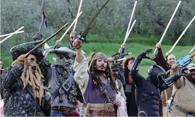  ?? ?? Divertimen­to Un gruppo di cosplayer, con Jack Sparrow al centro, mettono in scena il film «I pirati dei Caraibi»