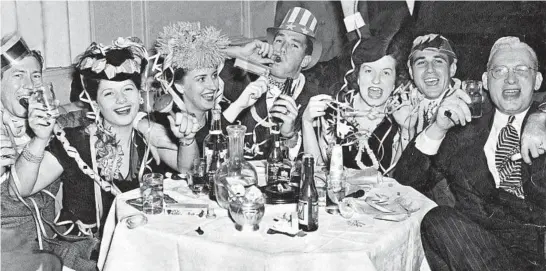  ?? CHICAGO TRIBUNE ?? George Jaeger, from left, Elaine Restis, Patricia Ramsey, Harold Restis, Lorraine Brogan, Bob Conrad and Dudley Sills make noise at a Chicago hotel to welcome 1946.