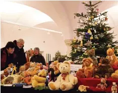  ??  ?? Knuffig: Die Teddybären aus eigener Herstellun­g in der „Lebenden Weihnachts­werk statt“ziehen nicht nur Kinder in ihren Bann.