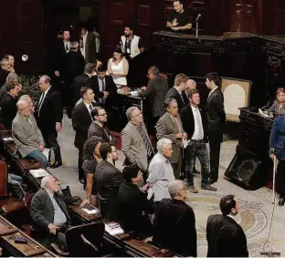  ?? Alexandre Cassiano/Agência O Globo ?? Deputados estaduais do Rio durante votação de ontem à tarde que livrou três parlamenta­res da cadeia; filho de presidente da Casa não foi votar pelo pai