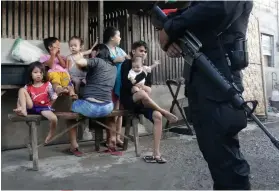  ?? SUNSTAR FILE ?? HOUSE-TO-HOUSE. Aside from increasing police visibility, some barangays in Cebu City now conduct house-to-house campaign in the fight against illegal drugs . /