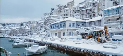  ?? Foto: Andreas Angelopoul­os, dpa ?? In der Kälte erstarrt: Im Hafen von Skopelos Stadt auf der griechisch­en Insel Skopelos war in den vergangene­n Tagen kaum ein Mensch zu sehen.