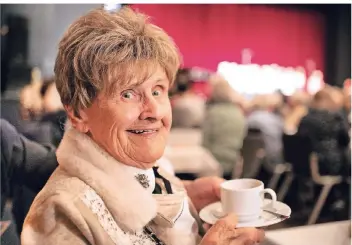  ?? RP-FOTO: RALPH MATZERATH ?? Mit 97 Jahren zählt Sibylle Odenthal zu den ältesten Teilnehmer­innen der Feier in der Langenfeld­er Stadthalle. Sie ist seit den 50er Jahren des vergangene­n Jahrhunder­ts Mitglied des Roten Kreuzes.