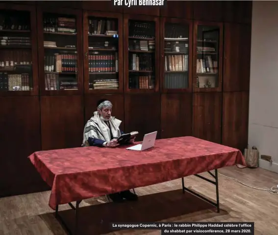  ??  ?? La synagogue Copernic, à Paris : le rabbin Philippe Haddad célèbre l'office du shabbat par visioconfé­rence, 28 mars 2020.