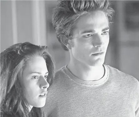  ?? PETER SOREL/SMPSP ?? Kristen Stewart and Robert Pattinson star as the couple at the heart of “Twilight.”