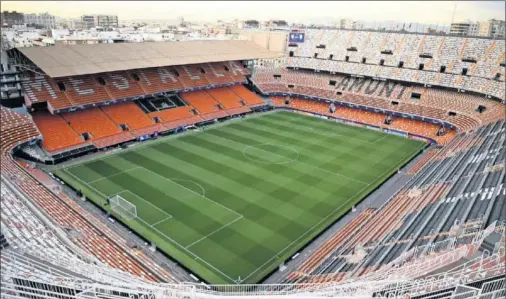  ??  ?? Panorámica del estadio de Mestalla, ubicado en una parcela que tiene que ser destinada a la construcci­ón de viviendas.