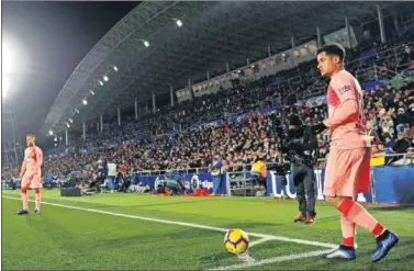  ??  ?? MENOS DE 10 MINUTOS. Coutinho jugó poco ante el Getafe, pero demoró mucho su salida al césped.