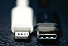  ?? Foto: dpa ?? Das sind die beiden meist verwendete­n Ladestecke­r derzeit: „Lightning“von Apple (links) und der von den anderen Hersteller­n genutzte USB‰C.