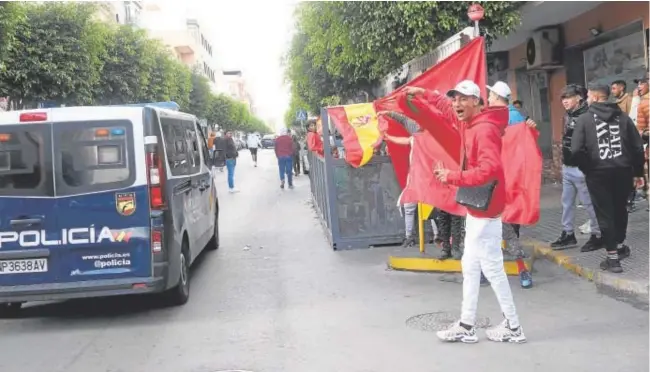  ?? // FRANCIS SILVA ?? Aficionado­s marroquíes celebran la victoria de su selección en la calle Manolo Escobar de El Ejido
