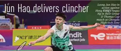  ?? BERNAMA PIC ?? Leong Jun Hao in action against Hong Kong’s Angus Ng in their Group D Thomas Cup match at Chengdu High-tech Zone Sport Centre, yesterday.