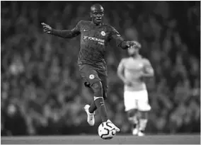  ??  ?? N’Golo Kanté heeft speciale toestemmin­g om voorlopig thuis te blijven trainen wegens nodige persoonlij­ke zorgen bij de hervatting van het voetbal. (Foto: AD)