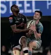  ?? SYDNEY MAHLANGU Backpagepi­x ?? CHRIS Cosgrave of Leinster challenges Aphelele Fassie of the Sharks at Hollywoodb­ets Kings Park Stadium.
|