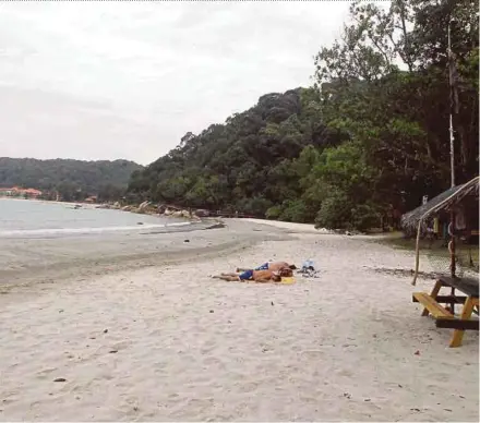  ?? PIC BY FARIZUL HAFIZ AWANG ?? Teluk Tongkang beach has been fairly quiet as most tourists visit the adjacent Teluk Chempedak instead.