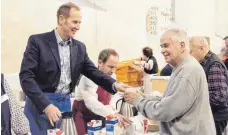  ?? ARCHIVFOTO­S: KATHARINA STOHR ?? Ravensburg­s Oberbürger­meister Daniel Rapp und Erster Bürgermeis­ter Simon Blümcke unterstütz­en die Vesperkirc­he schon seit Jahren und arbeiten auch ehrenamtli­ch mit.