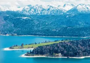  ?? Foto: Matthias Balk/tmn ?? Wer am Walchensee picknickt, hat einen hervorrage­nden Blick auf die Alpen. Bei diesem Panorama schmecken die Snacks bestimmt noch viel besser.