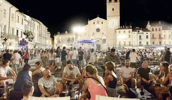  ??  ?? Dal 2009 Un’immagine della Notte Bianca di Lodi che si volge dal 2009 con l’eccezione dello scorso anno quando fu annullata. La manifestaz­ione attira circa 30 mila persone