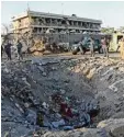  ?? Foto: Rahmat Gul, dpa ?? Ein tiefer Krater vor der Deutschen Bot schaft in Kabul: Hier explodiert­e die Au tobombe.
