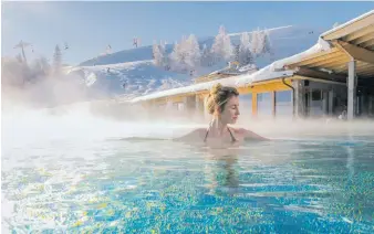  ?? ?? Vor der Haustür erstrecken sich die Skipisten der Gerlitzen Alpe. Die Spa-Welt spiegelt den besonderen Spirit des Feuerbergs wider.