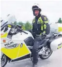  ?? ANNIKENWAT­HNE FOTO: ?? VIKTIG Å ØVE: Nils Anders Bruun i politiet mener det er viktig å øve seg stadig på å kjøre motorsykke­l, og at en aldri er ferdig utlaert.