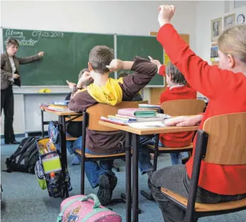  ?? FOTO: PATRICK PLEUL/DPA ?? Jeder fünfte Schüler, der an eine Realschule in BadenWürtt­emberg kommt, hat eine Empfehlung für die Hauptschul­e. Der Anteil empfohlene­r Gymnasiast­en ist in den vergangene­n Jahren hingegen gesunken.