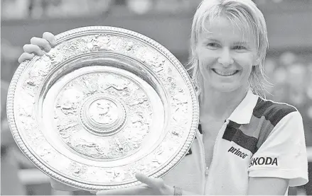  ??  ?? Los días de gloria de Novotna, cuando ganó Wimbledon en 1998.