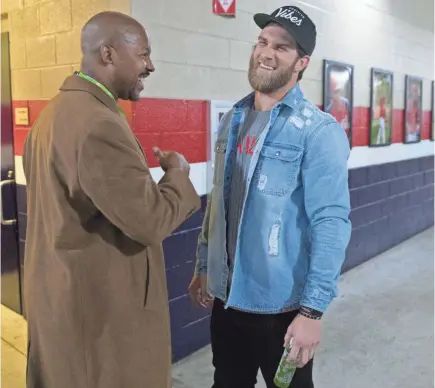  ?? ALEX BRANDON/AP ?? MASN Nationals baseball analyst Bo Porter, left, talks with Bryce Harper hours before Tuesday’s game.