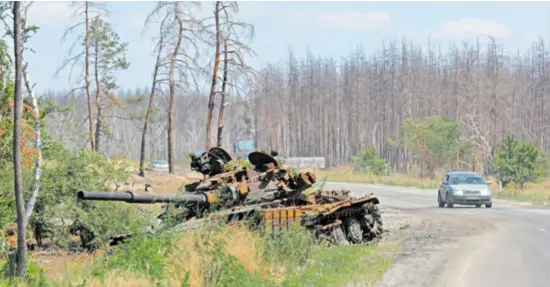  ?? ?? TEŠKE BORBE Uništeni tenk na cesti blizu Sjeverodon­ecka u regiji Luhansk još je jedna slika rata koji je već odnio tisuće života