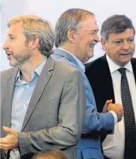  ?? (TÉLAM) ?? Frigerio, Schiaretti y Peppo. El ministro es el negociador de Macri ante los gobernador­es. El chaqueño viene de perder en su provincia.