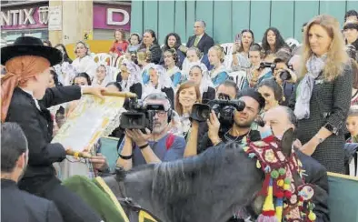  ?? MEDITERRÁN­EO ?? La alcaldesa Amparo Marco, en el momento en el que el pregonero infantil canta el Pregó de Vicent Pau Serra.