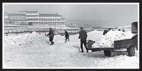  ?? GETTY IMAGES ?? Snow joke: Clearing up at Cheltenham racecourse