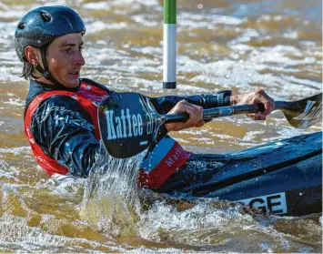  ?? Fotos: Hendrik Schmidt, dpa ?? Der Augsburger Noah Hegge hat sich bei der Qualifikat­ion im Kanupark Markkleebe­rg seine erste Olympiatei­lnahme gesichert.