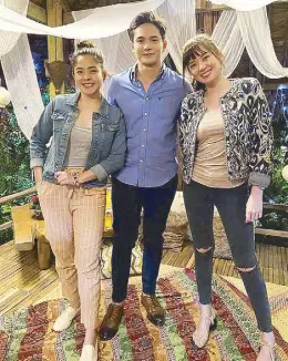  ??  ?? With co-stars Shaira Diaz (left) and Arra San Agustin in a story about a runaway bride and a groom jilted by his sweetheart on his own wedding day