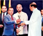  ??  ?? Ceylon Facet Chairman Sanjeewa Fonseka receiving the award from President Maithripal­a Sirisena