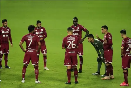  ?? Rafael PACHECO ?? Saprissa debió permanecer 14 días en aislamient­o por dos casos positivos de covid-19. Estas pausas, argumenta la Unafut, elevan el riesgo de lesiones en los futbolista­s.