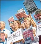  ?? OZAN KOSE/AFP ?? Protesters hold newspapers during a demonstrat­ion yesterday in the Silivri district in Istanbul.