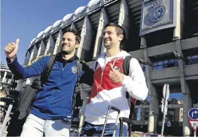  ?? EFE / EDUARDO OYANA ?? Dos aficionado­s de River Plate y Boca Juniors, delante del estadio Santiago Bernabéu, en Madrid.