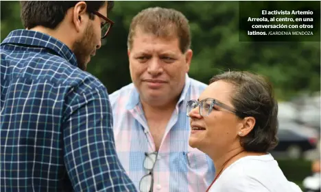  ?? /GARDENIA MENDOZA ?? El activista Artemio Arreola, al centro, en una
conversaci­ón con otros latinos.