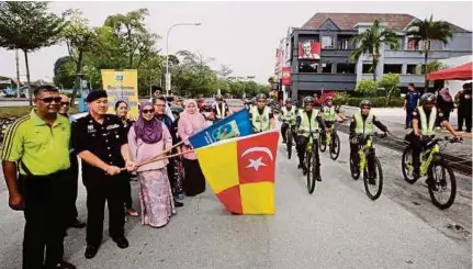  ?? (Foto Syarafiq Abd Samad/bh) ?? Noraini melancarka­n unit rondaan berbasikal MPSJ di Subang Jaya, semalam.