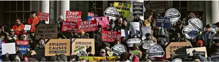  ?? Drew Angerer - 30.jan.19/Getty Images/AFP ?? Nova-iorquinos contrários à instalação de campus da Amazon no Queens durante protesto