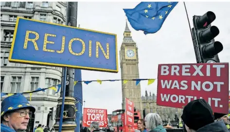  ?? FOTO: JUSTIN TALLIS /AFP ?? Brexit-Gegner demonstrie­ren am Mittwoch in London: Auch am vierten Jahrestag des EU-Austritts hadern viele Briten mit diesem. Neue Studien zeigen, dass der Austritt die Inselbewoh­ner noch viele Millionen Euro kosten dürfte.