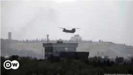  ??  ?? A US Chinook helicopter flies over the U.S. Embassy in Kabul, Afghanista­n