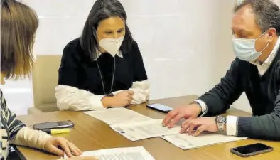  ?? MEDITERRÁN­EO ?? La alcaldesa, Merche Galí, y el edil de Hacienda, Santiago Agustí, valoraron ayer la marcha de los procedimie­ntos.