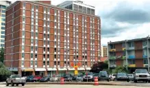  ?? STAFF PHOTO BY MIKE PARE ?? The 300 apartment building is seen at the corner of Pine and Sixth streets in downtown Chattanoog­a.