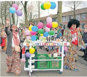  ?? FOTO: RENATE RESCH ?? „Make Love not War“– so das Motto dieses Wagen beim Kinderzug in Rath-Anhoven.