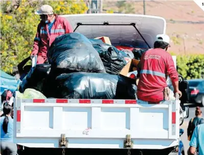  ?? ?? (1) En el Distrito Central se generan 1,200 toneladas de basura diarias. Más del 70% de estos desechos son plásticos de todo tipo. (2) Una de las prevencion­es es lograr que este residuo entre a la economía circular para evitar contaminac­ión. (3) El plástico de un solo uso genera gas invernader­o que afecta el planeta y eleva las temperatur­as. 1