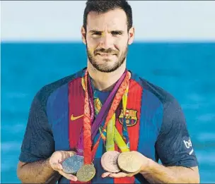  ?? FOTO:IRIMI MEDIA ?? Craviotto con sus cuatro medallas olímpicas y la camiseta del Barça nada más llegar de Rio